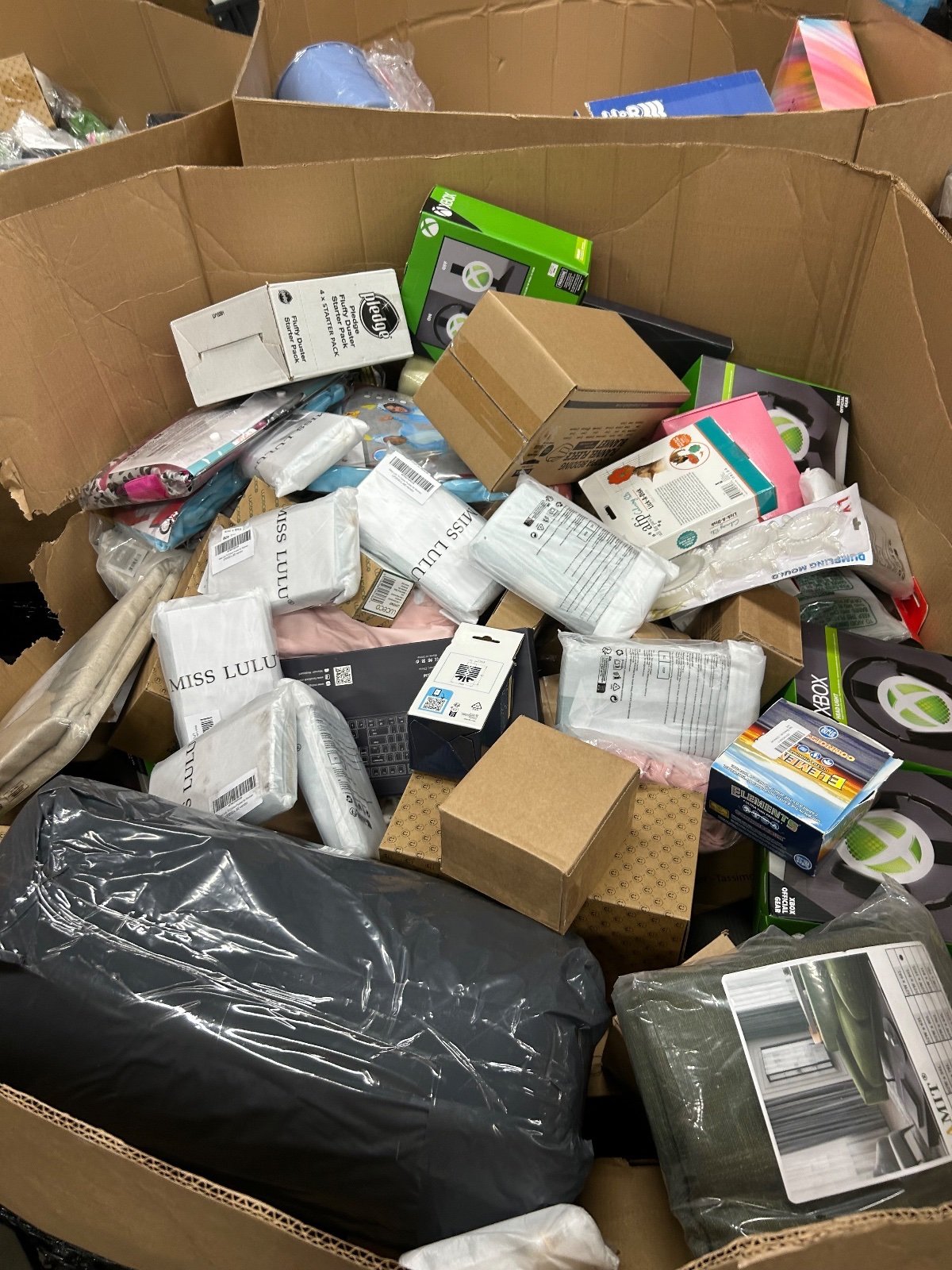400 Pieces Amazon Reseller Pallet — photo 2