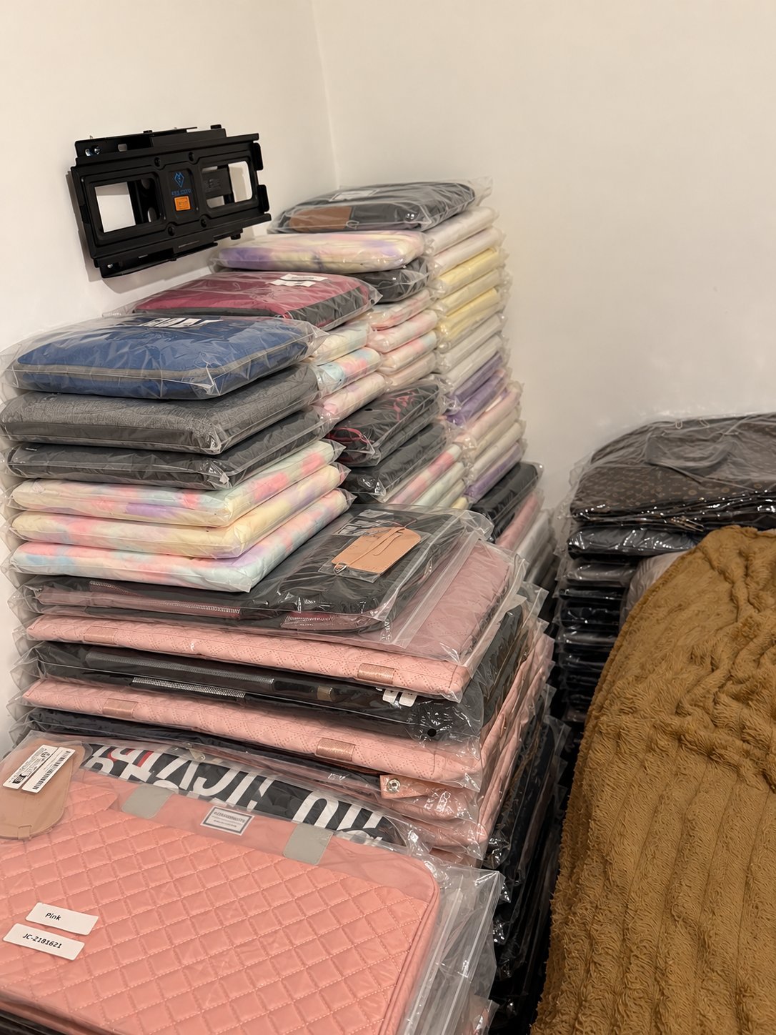 300 brand-new J'ADOREENVIE branded Travel, Duffel & Weekender Bags — photo 3
