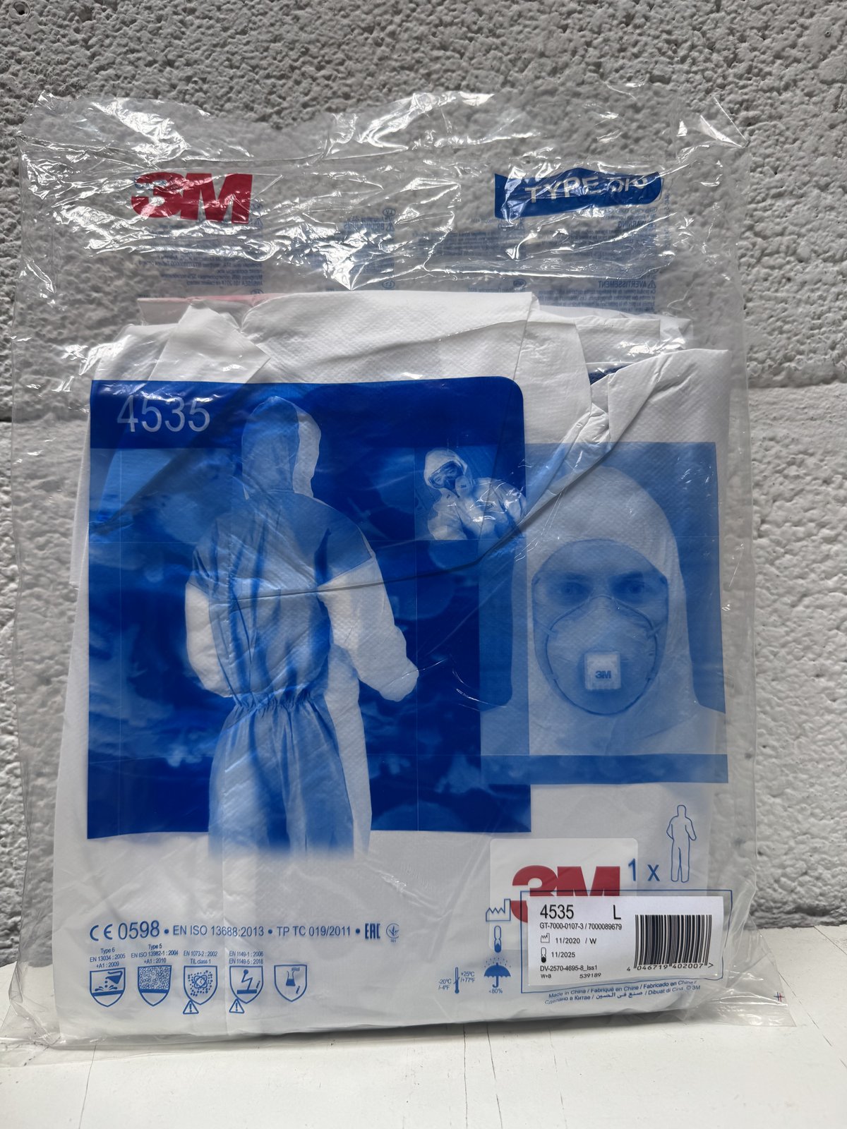 50x 3M’s Paper overalls