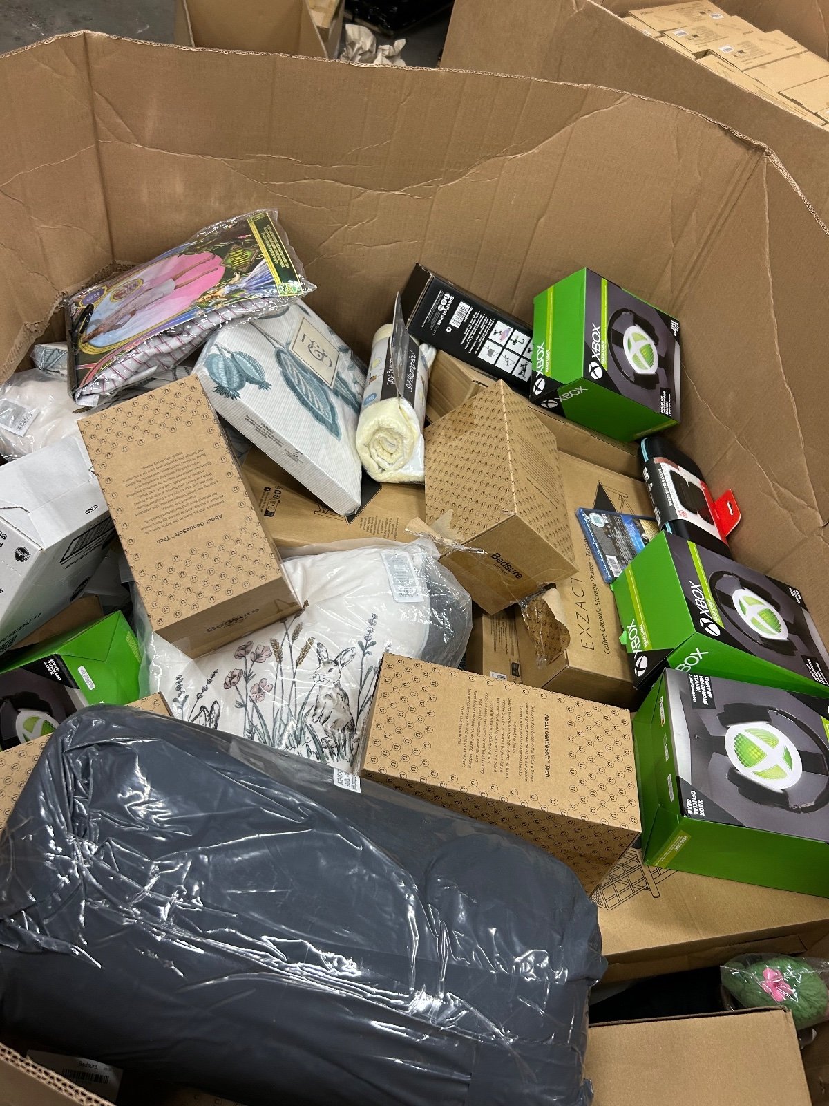400 Pieces Amazon Reseller Pallet — photo 3