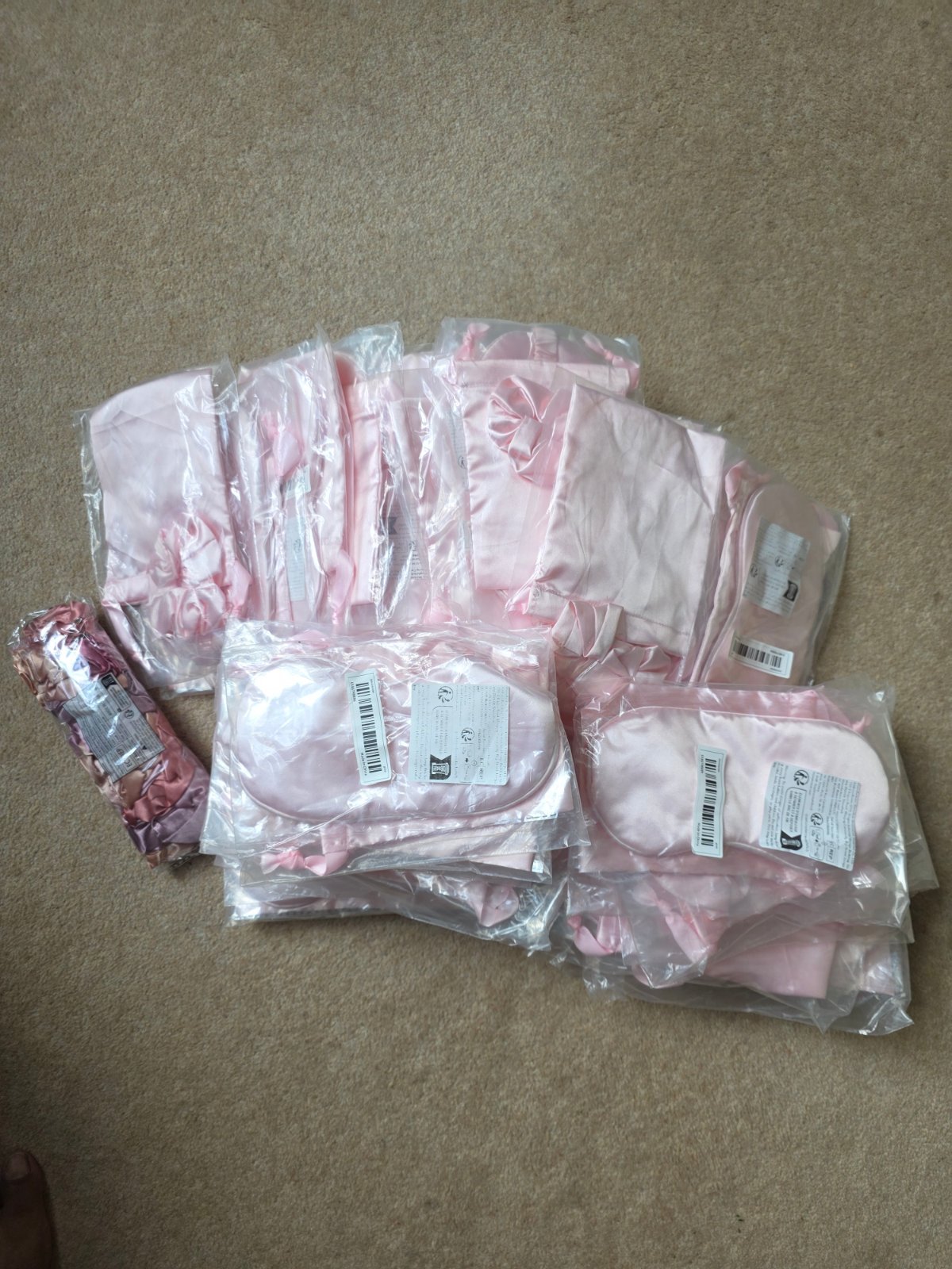 Source photograph for Joblot: 25x Sleep masks and scrunchie sets
