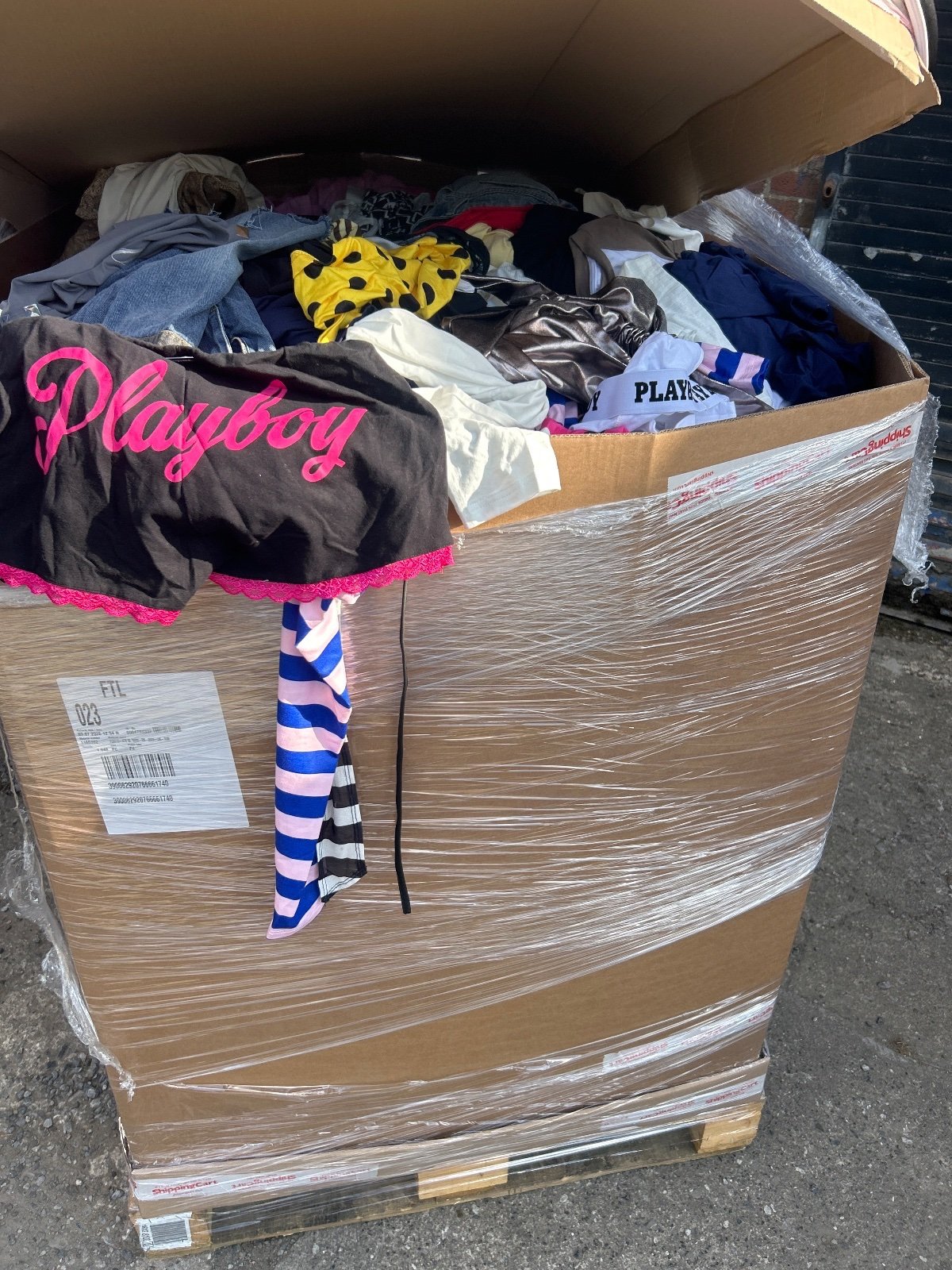 MEGA PALLET: 2000x Missguided Clothing Pallet