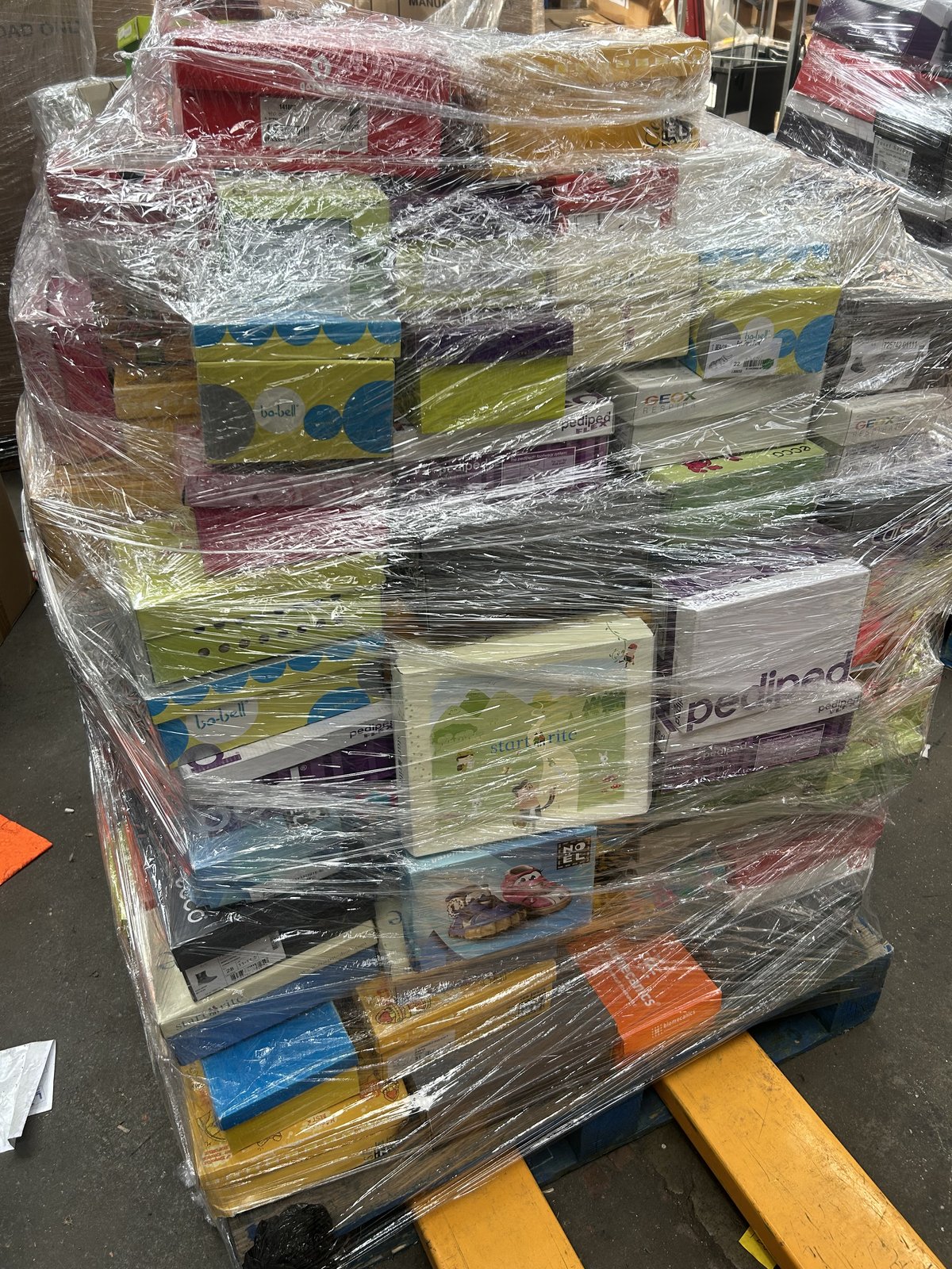 200x Kids Branded Shoe Pallet