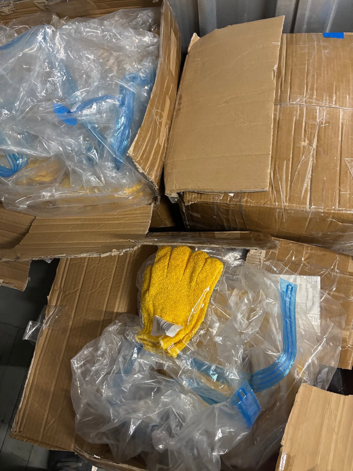 700 pairs of Exfoliating Body Scrub Gloves. Bulk retail value around £3.5k. — photo 2