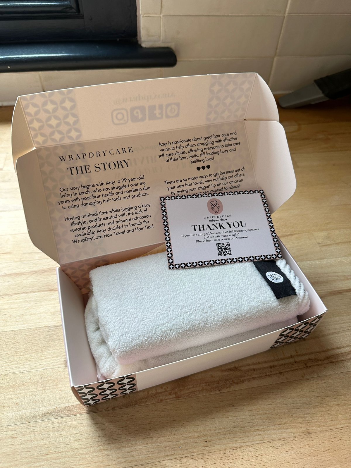 Source photograph for 1760x WrapDryCare Luxury Reversible Hair Towels – Bulk Clearance Stock