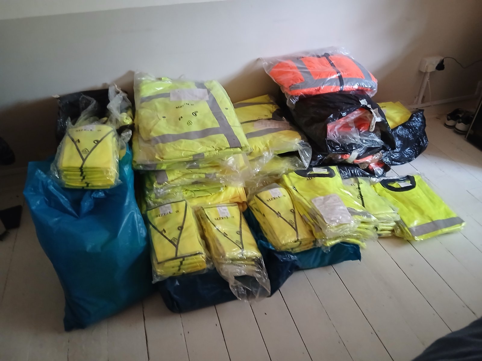 Joblot: 279x hi vis Jackets Vests T Shirts Trousers — photo 2